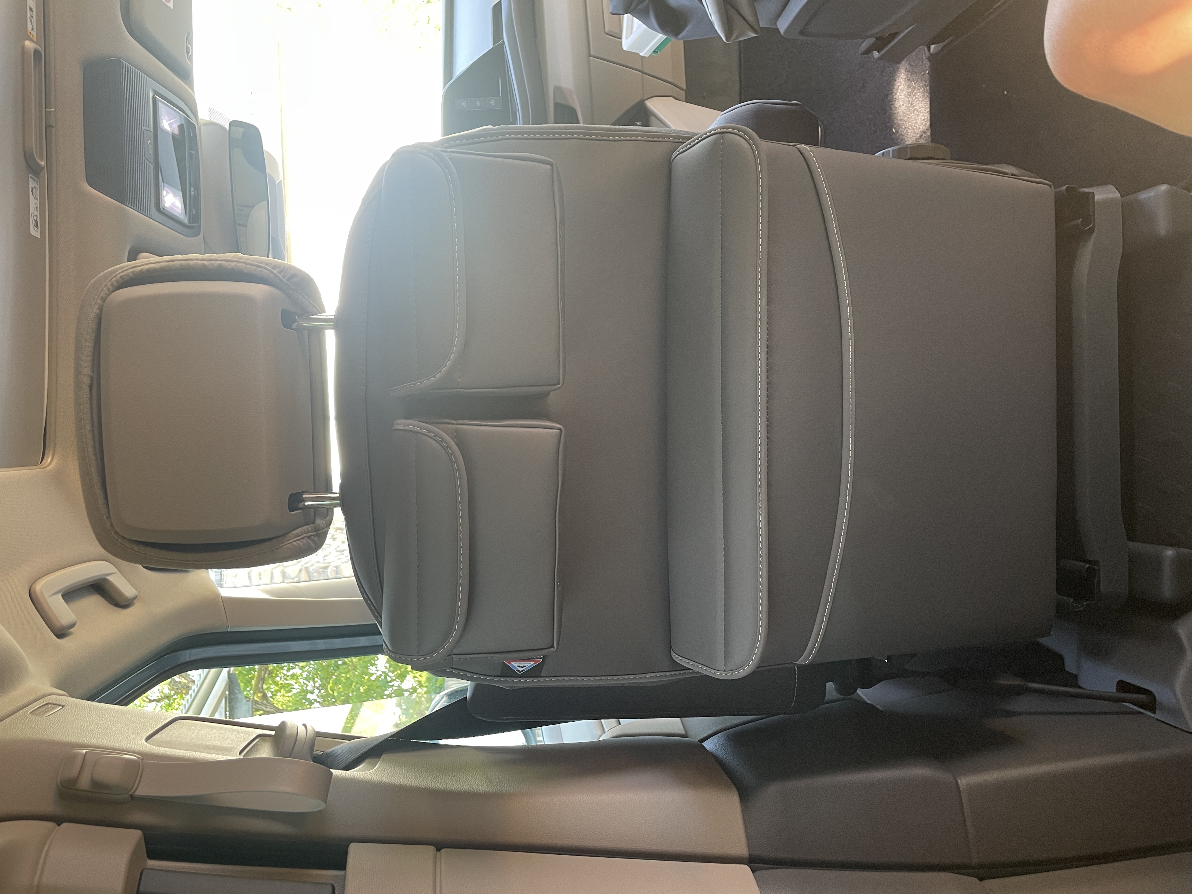 Brandrup Utility mit MULTIBOX Maxi für Rückenlehne VW T7 California / Multivan FH-Sitz